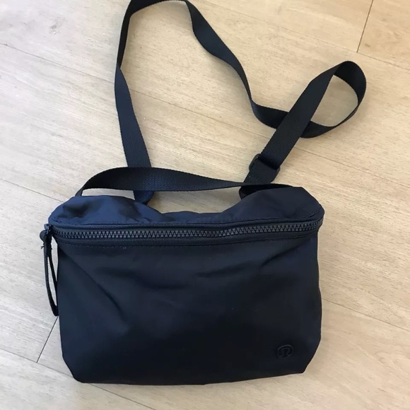 lululemon black crossbody bag